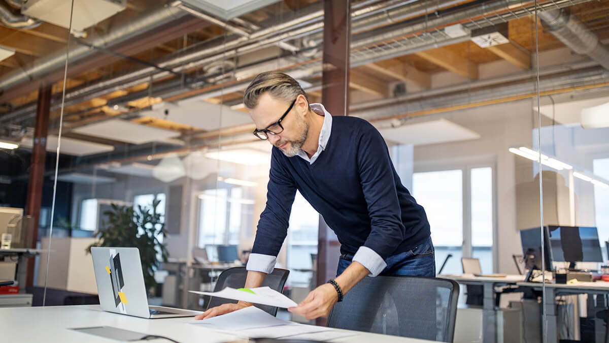 Employer using a payroll compliance checklist.