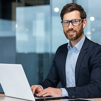 Man enjoying the the flexibility of Patriot's partner program.