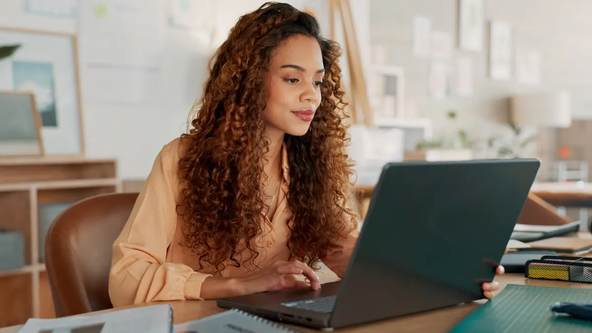 Woman learning about the signs to switch payroll.